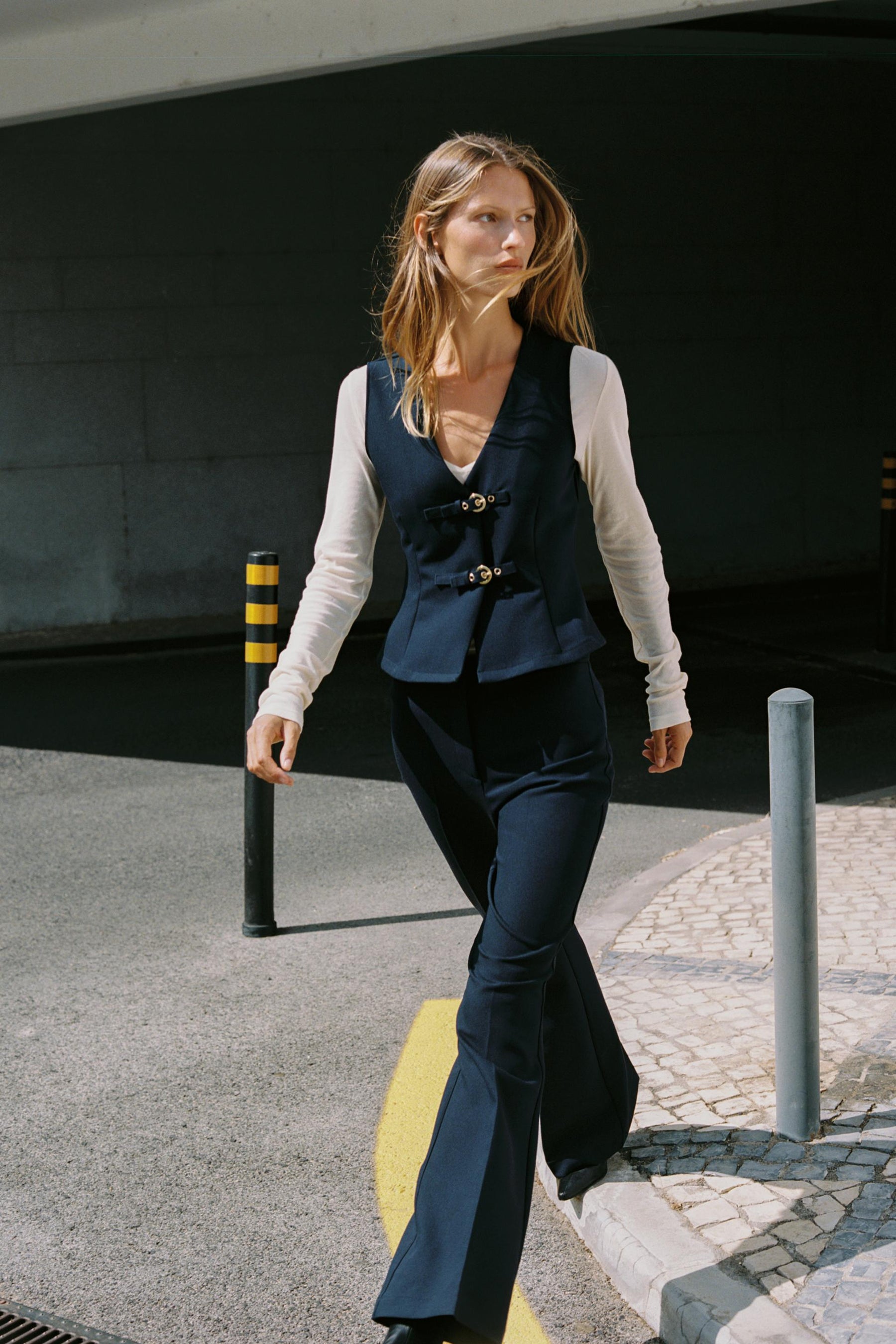 Crêpe-Top mit Schnallendetails