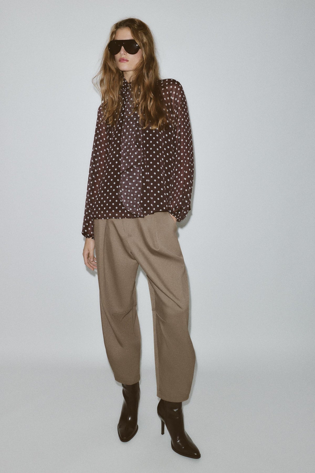 Bluse mit Polka-Dots und Schleife