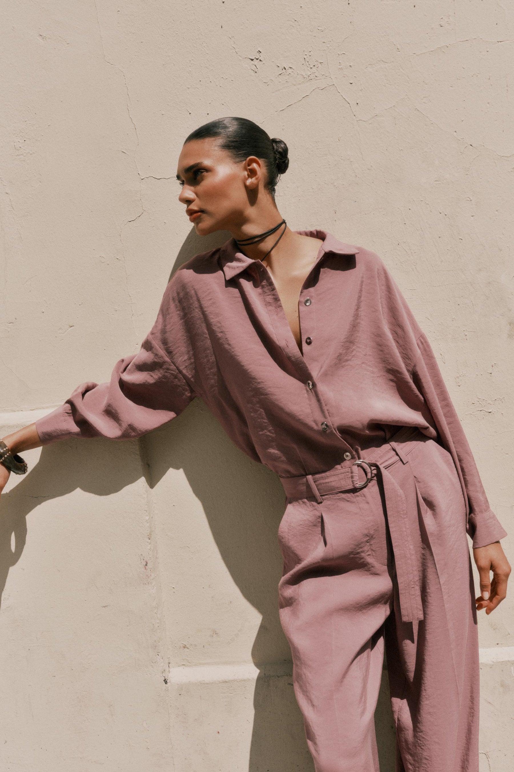 Weit geschnittene Hose mit Gürtel