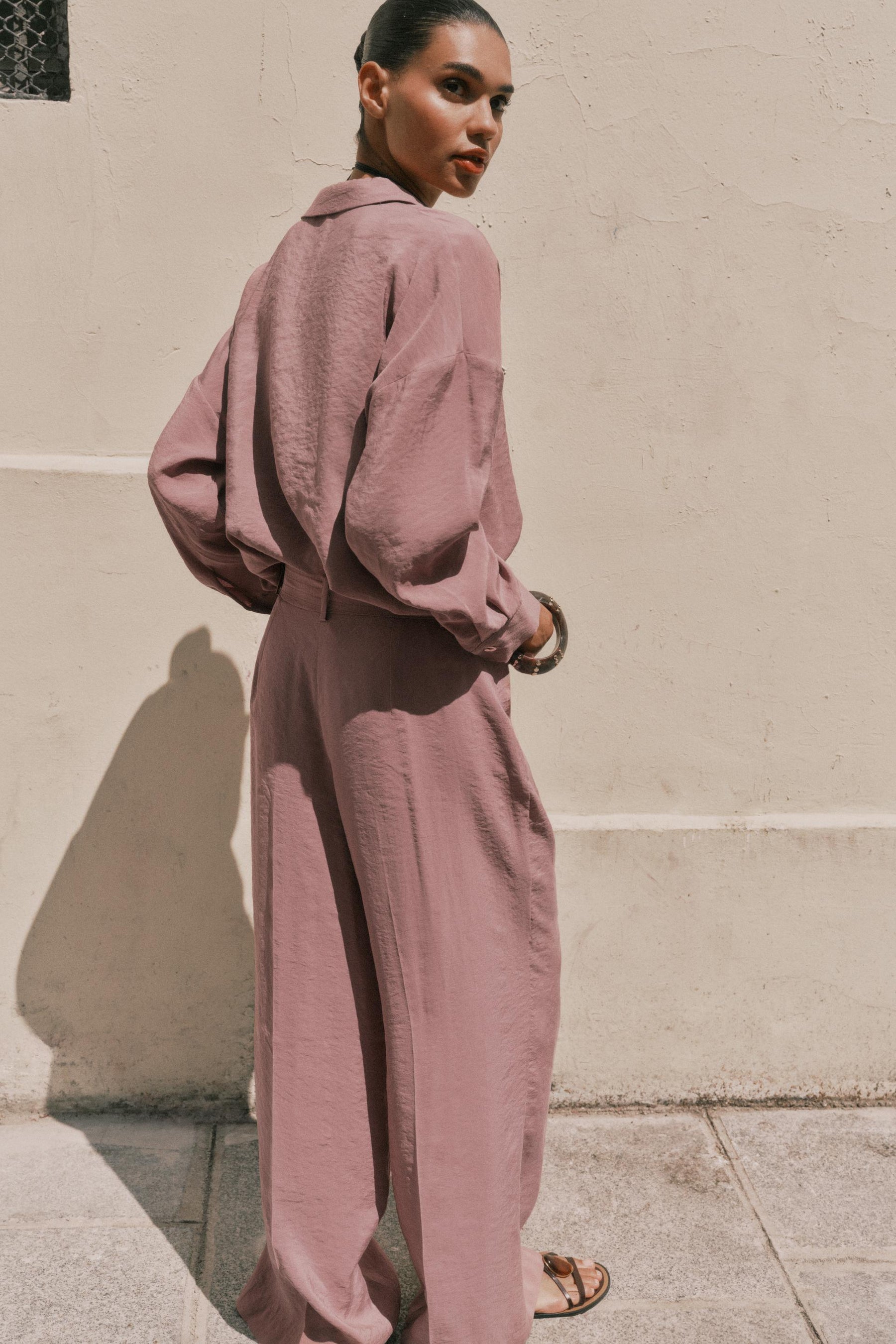 Weit geschnittene Hose mit Gürtel