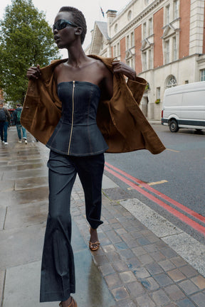 Hosen mit kontrastierenden Ziernähten