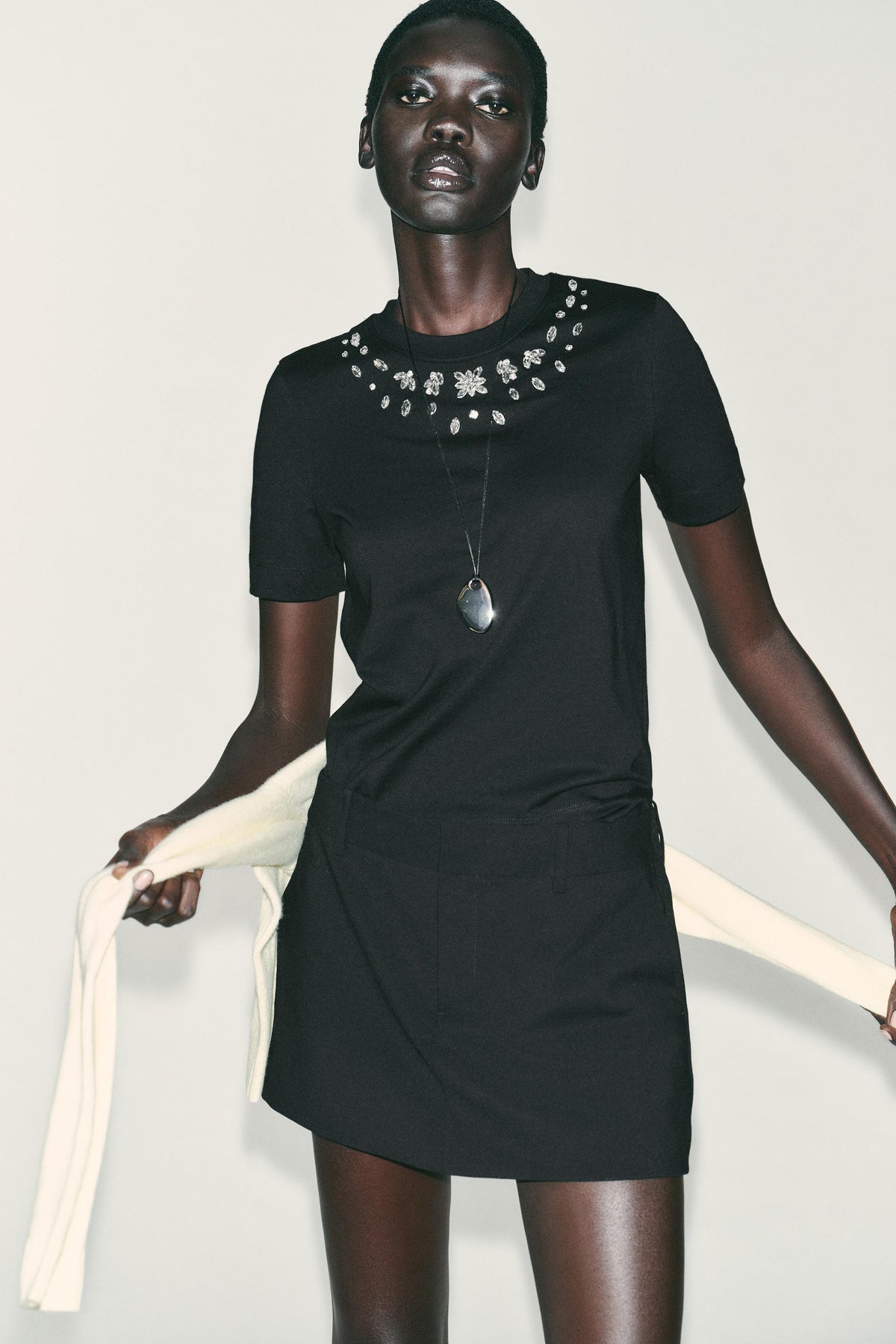 Schmuckverziertes T-Shirt