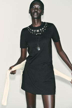 Schmuckverziertes T-Shirt