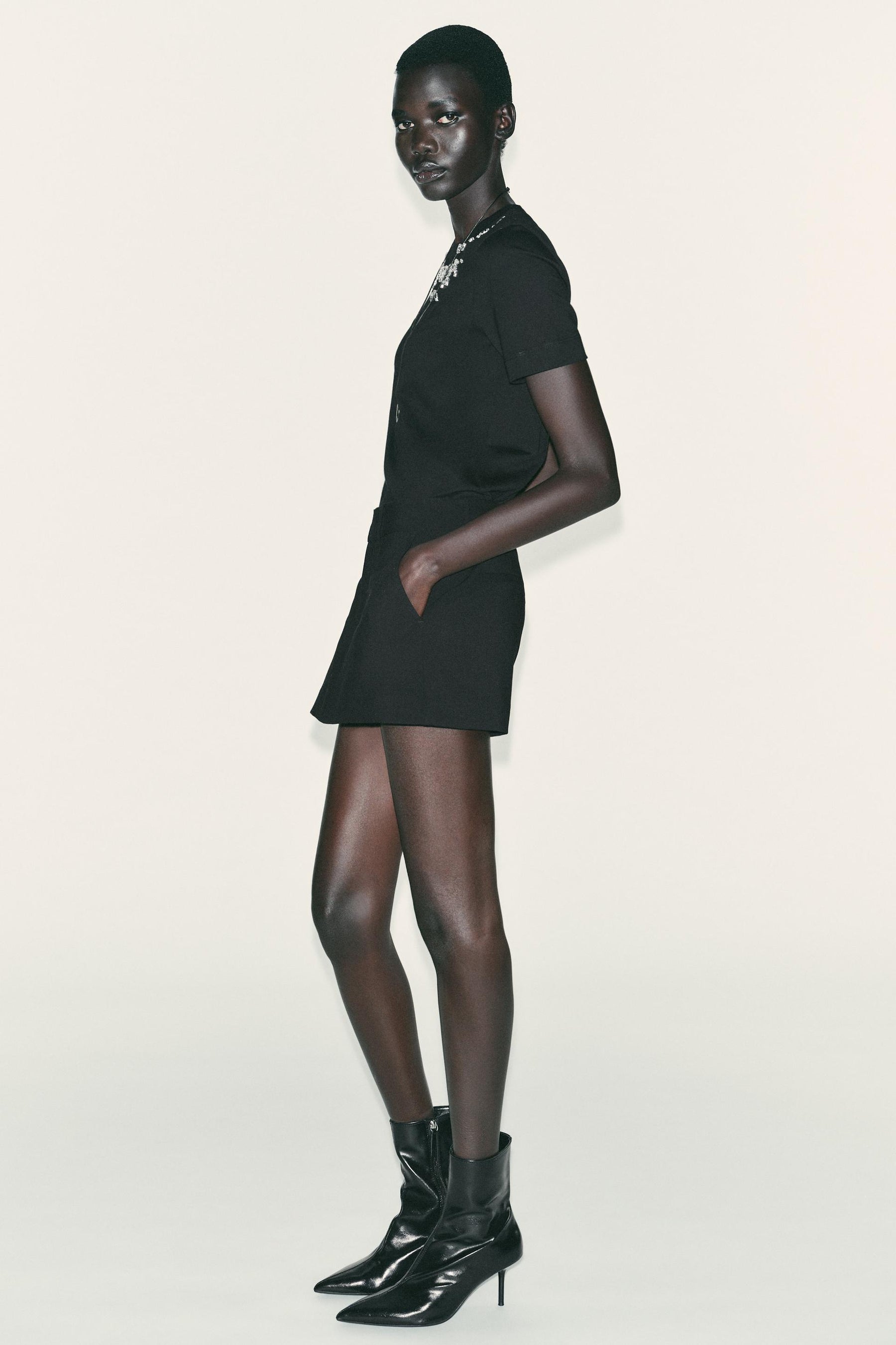 Schmuckverziertes T-Shirt