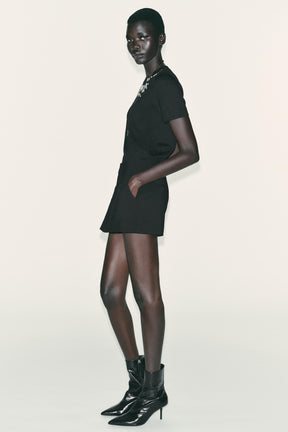 Schmuckverziertes T-Shirt