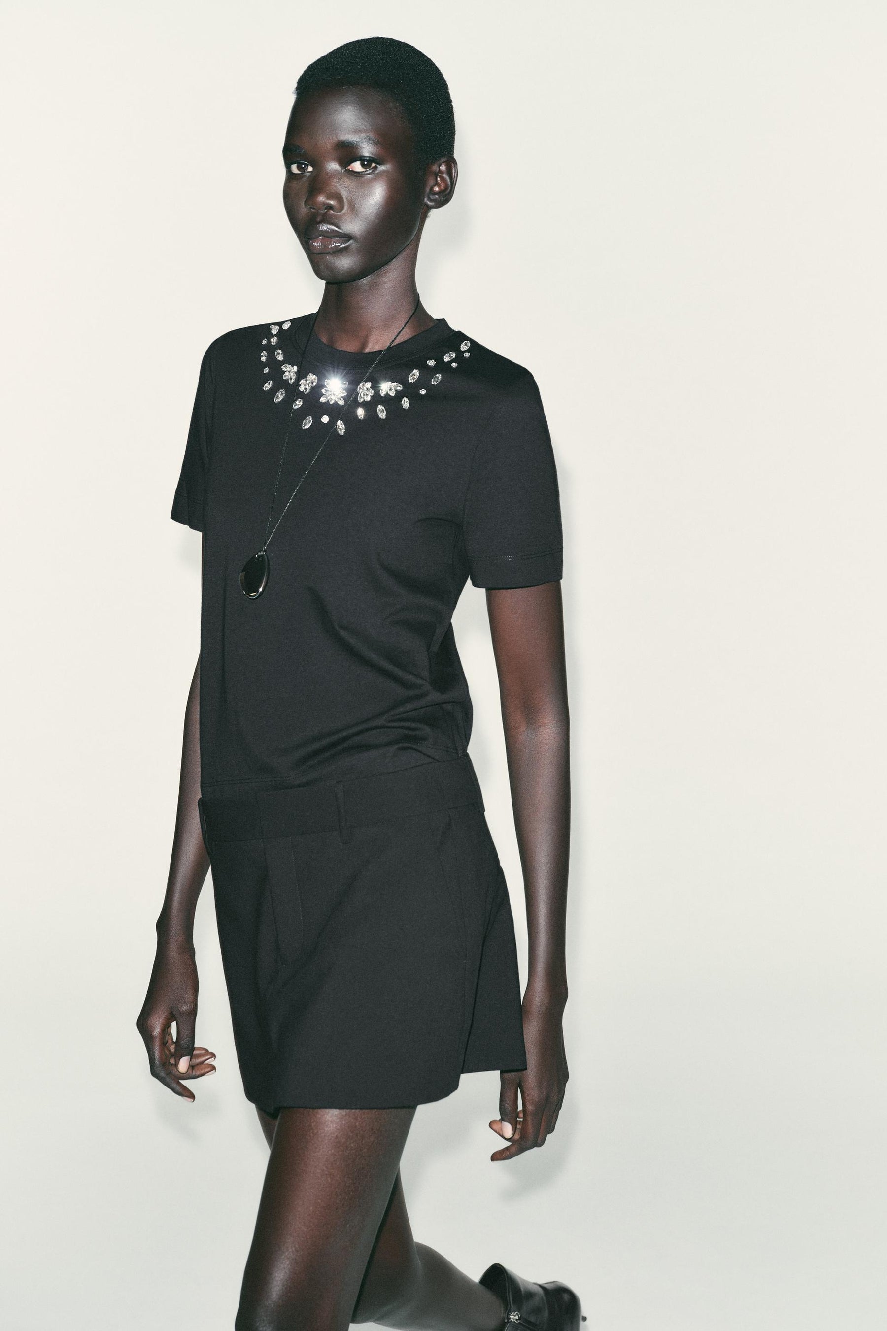 Schmuckverziertes T-Shirt