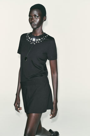 Schmuckverziertes T-Shirt