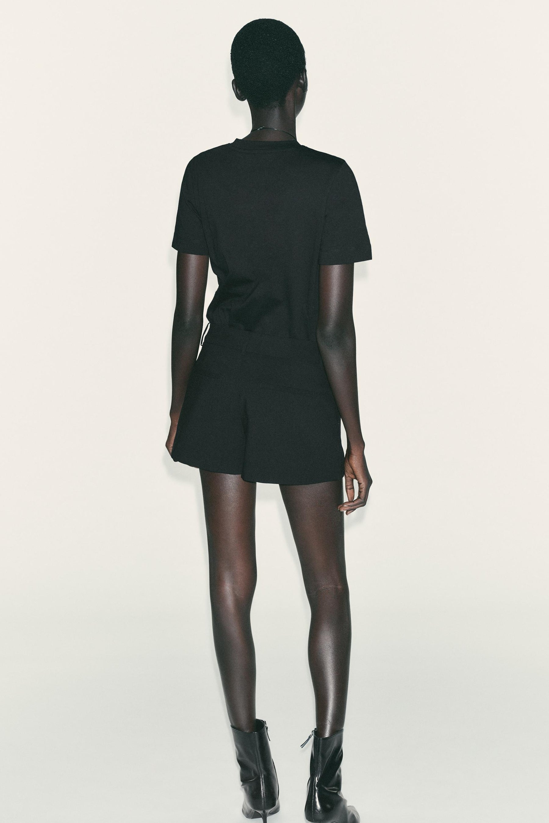 Schmuckverziertes T-Shirt