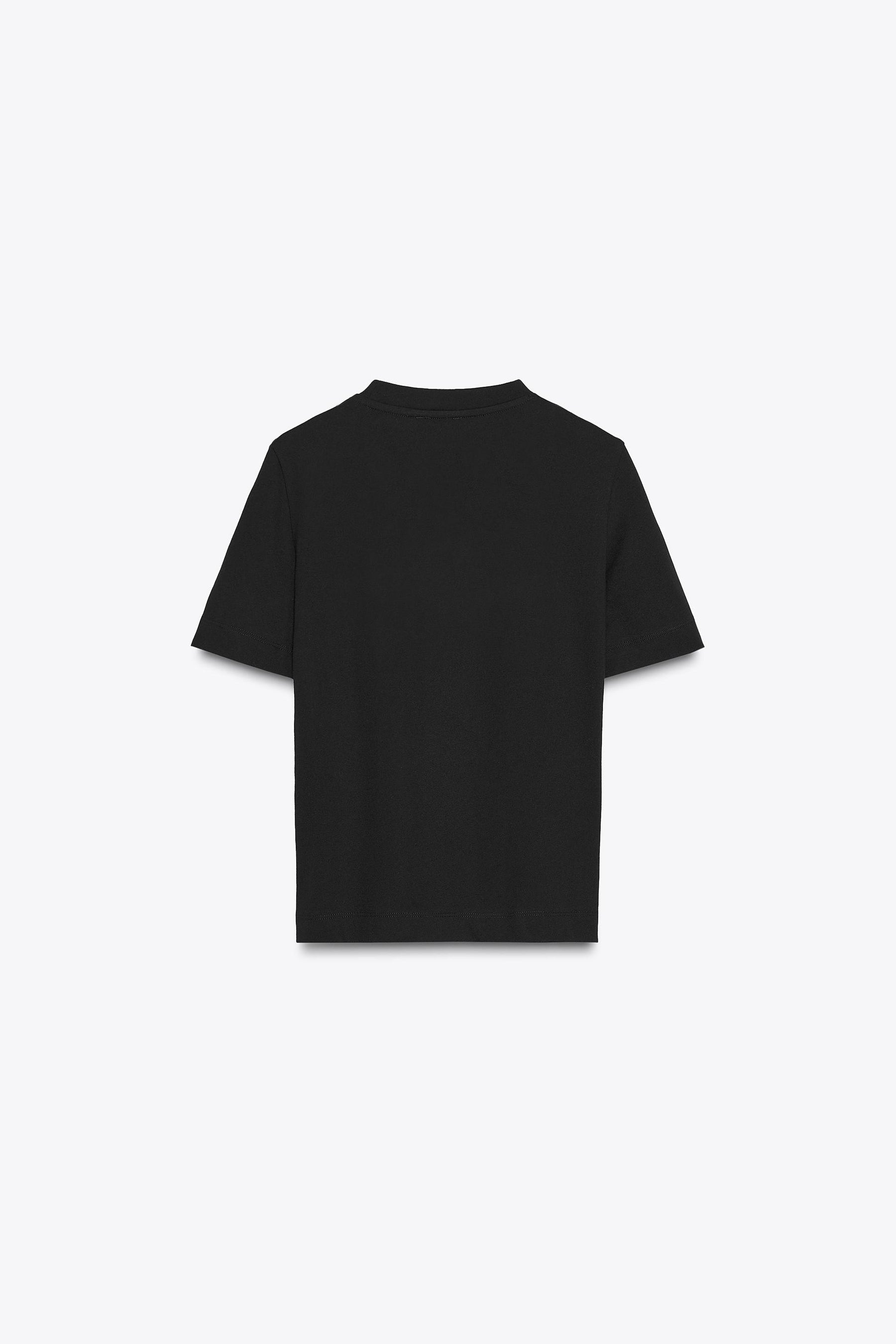 Schmuckverziertes T-Shirt