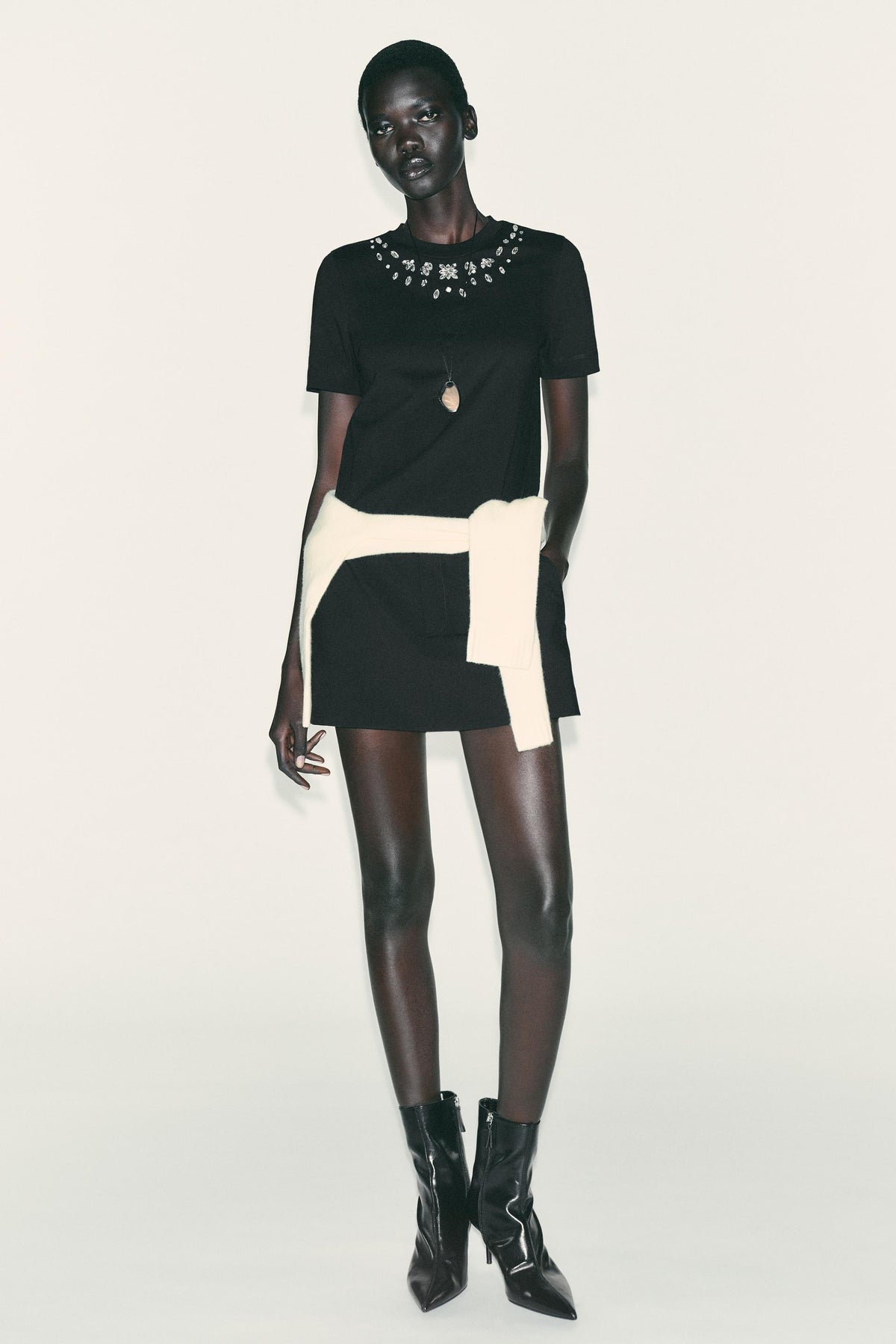 Schmuckverziertes T-Shirt