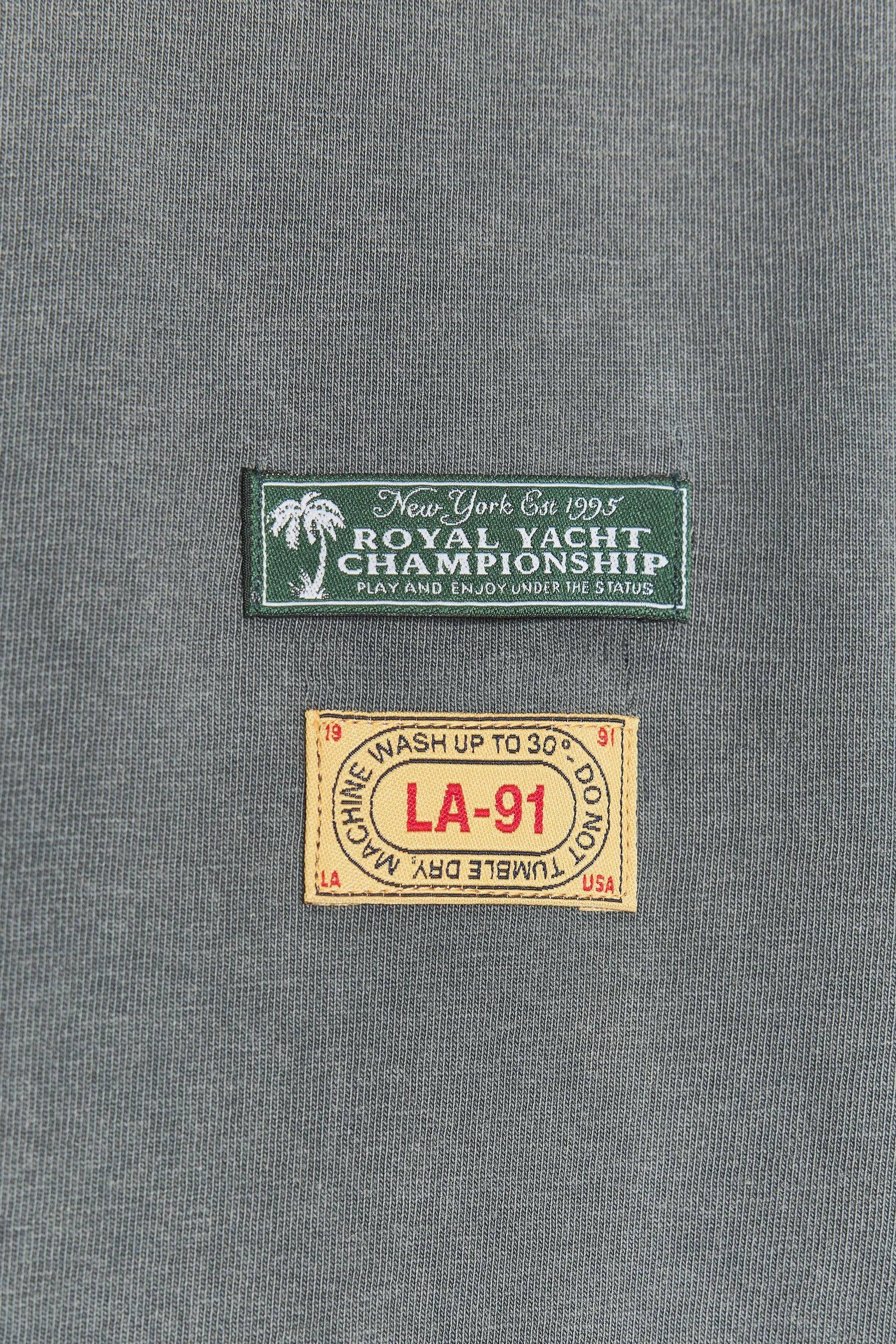 T-Shirt mit verblasstem Aufnäher