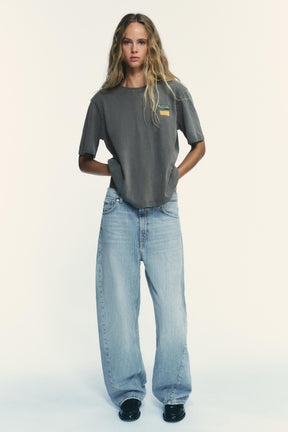 T-Shirt mit verblasstem Aufnäher