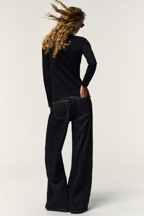 T-Shirt mit hochgeschlossener Brosche