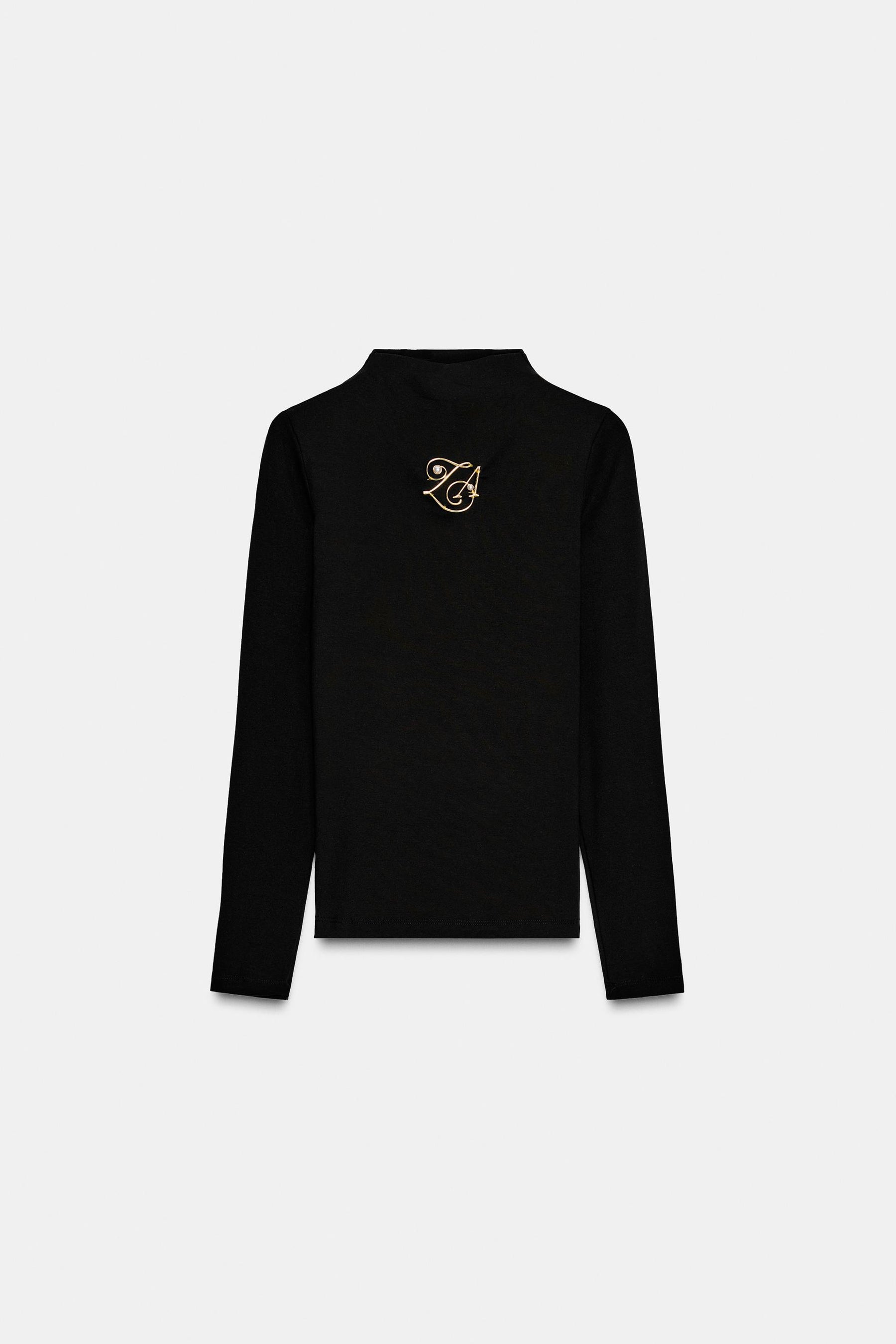 T-Shirt mit hochgeschlossener Brosche