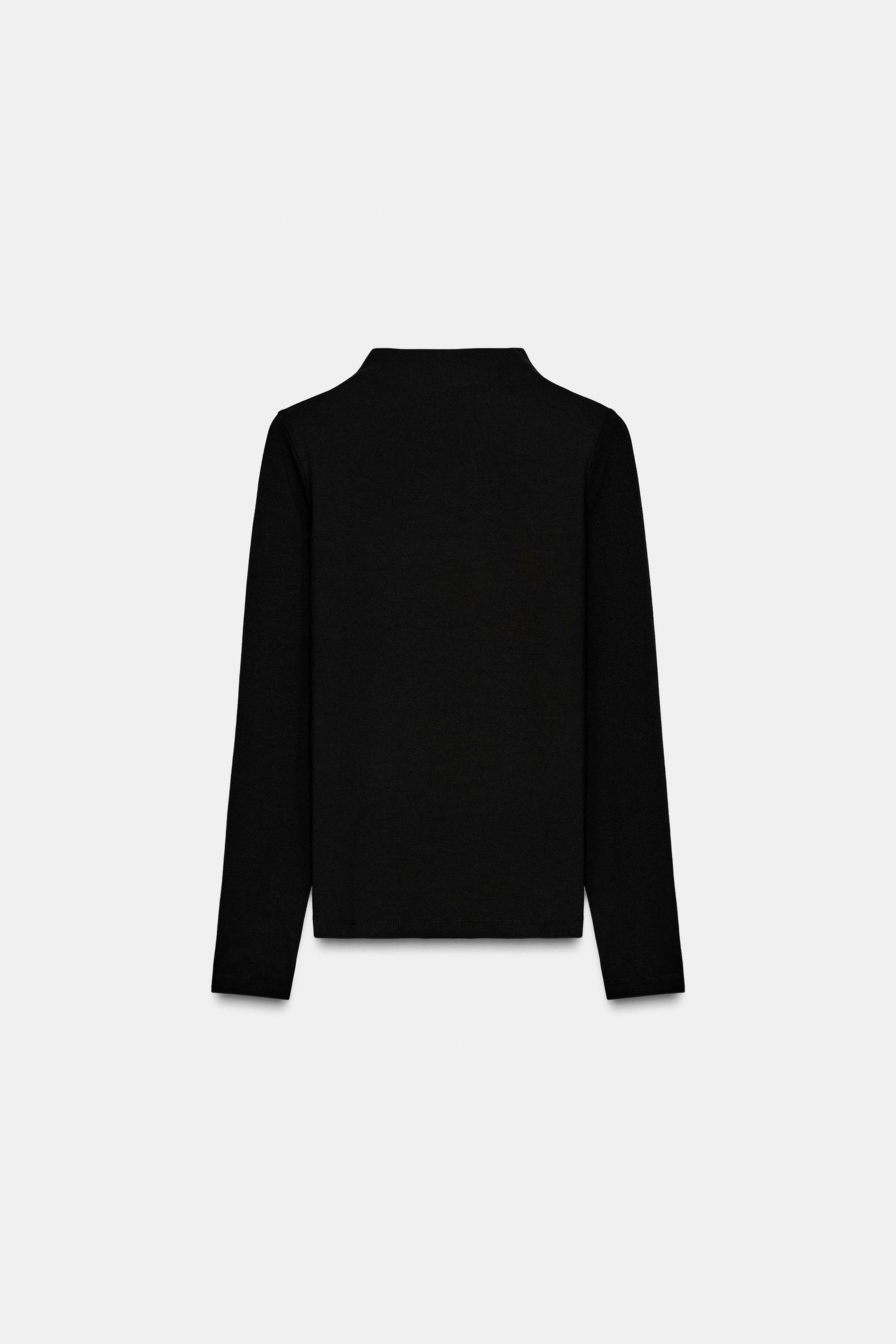 T-Shirt mit hochgeschlossener Brosche