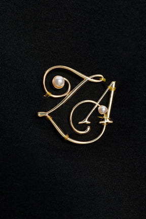 T-Shirt mit hochgeschlossener Brosche