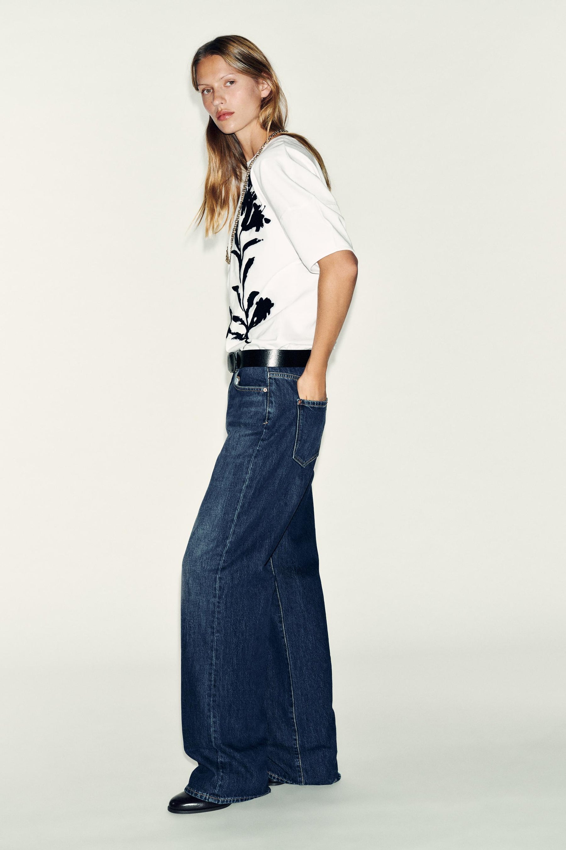 T-Shirt mit kontrastierendem Blumenmuster