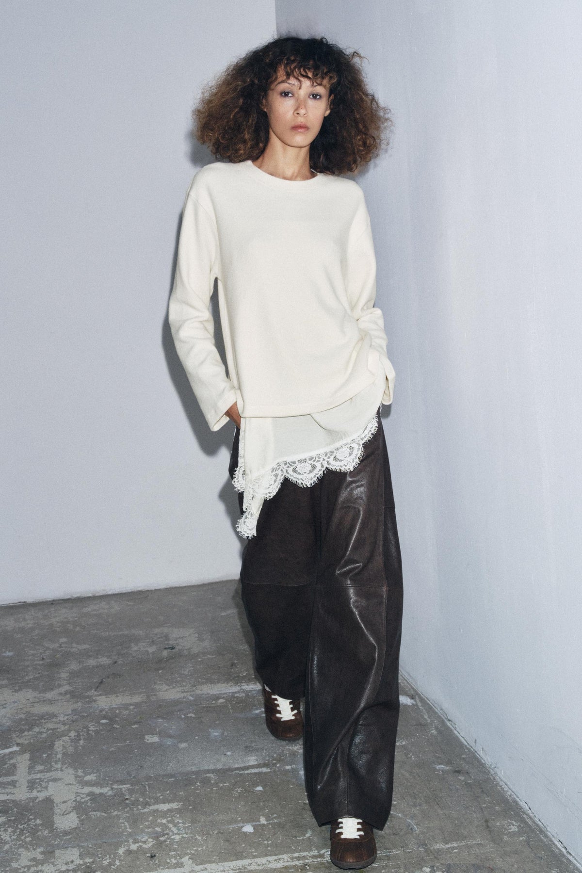 T-Shirt mit asymmetrischem Spitzendetail