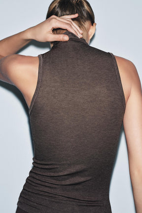 Ärmelloses Top mit hohem Kragen