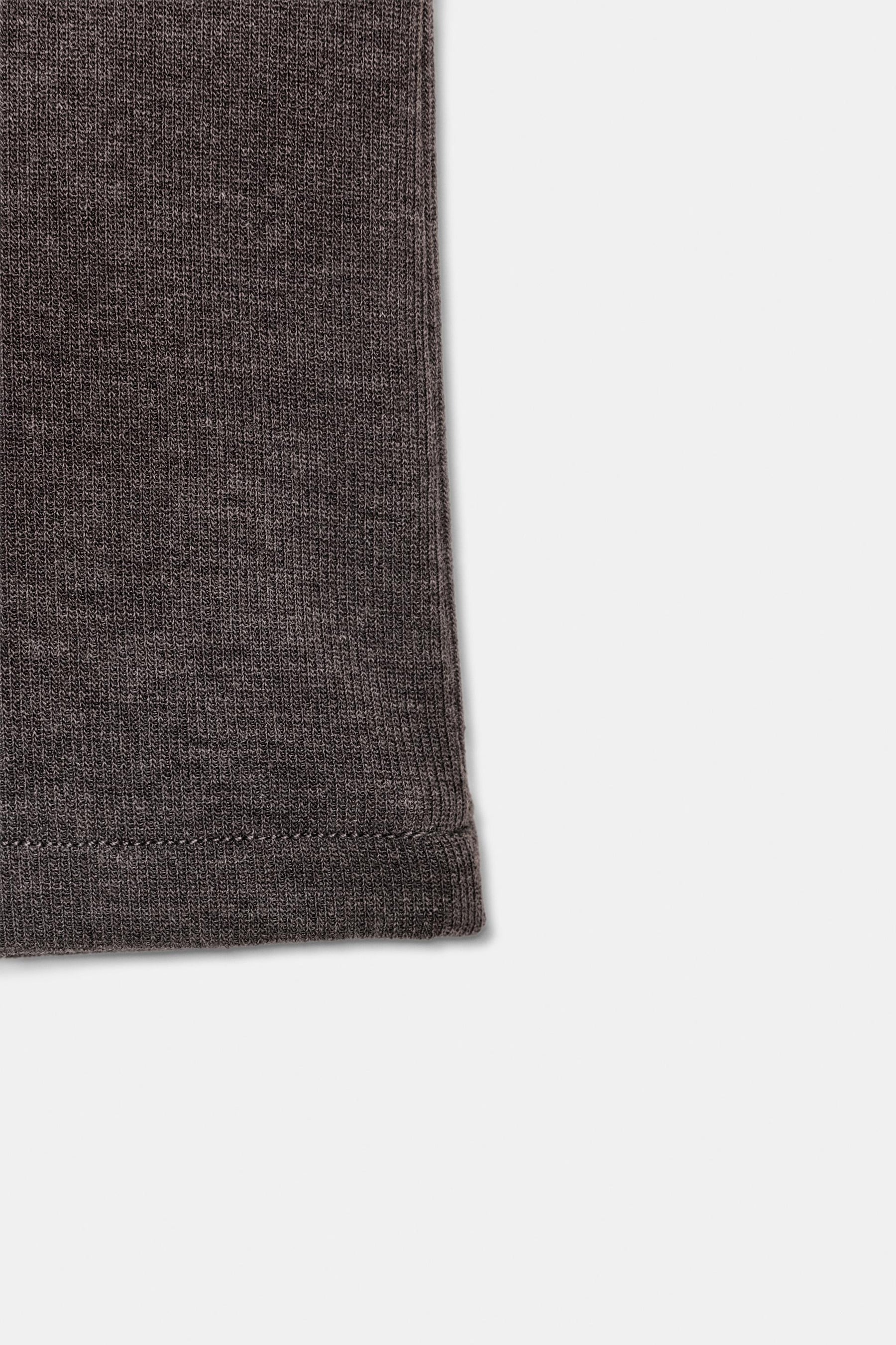 Ärmelloses Top mit hohem Kragen