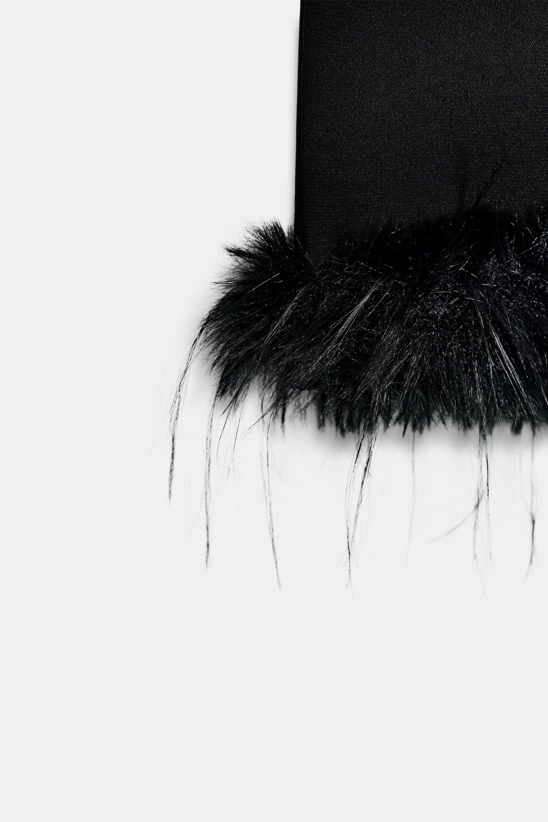 Saum mit Kunstpelzbesatz