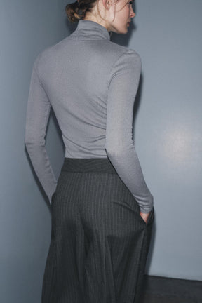 Geripptes Oberteil mit hohem Kragen