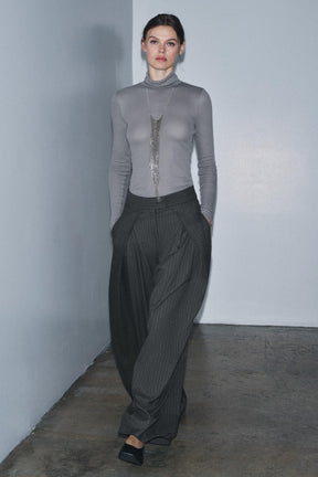 Geripptes Oberteil mit hohem Kragen