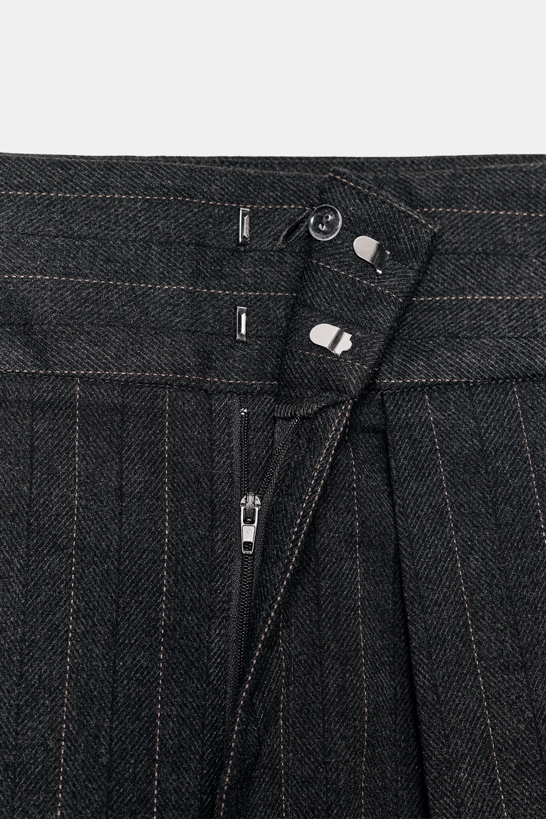 Faltenhose mit Streifen