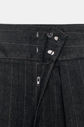 Faltenhose mit Streifen