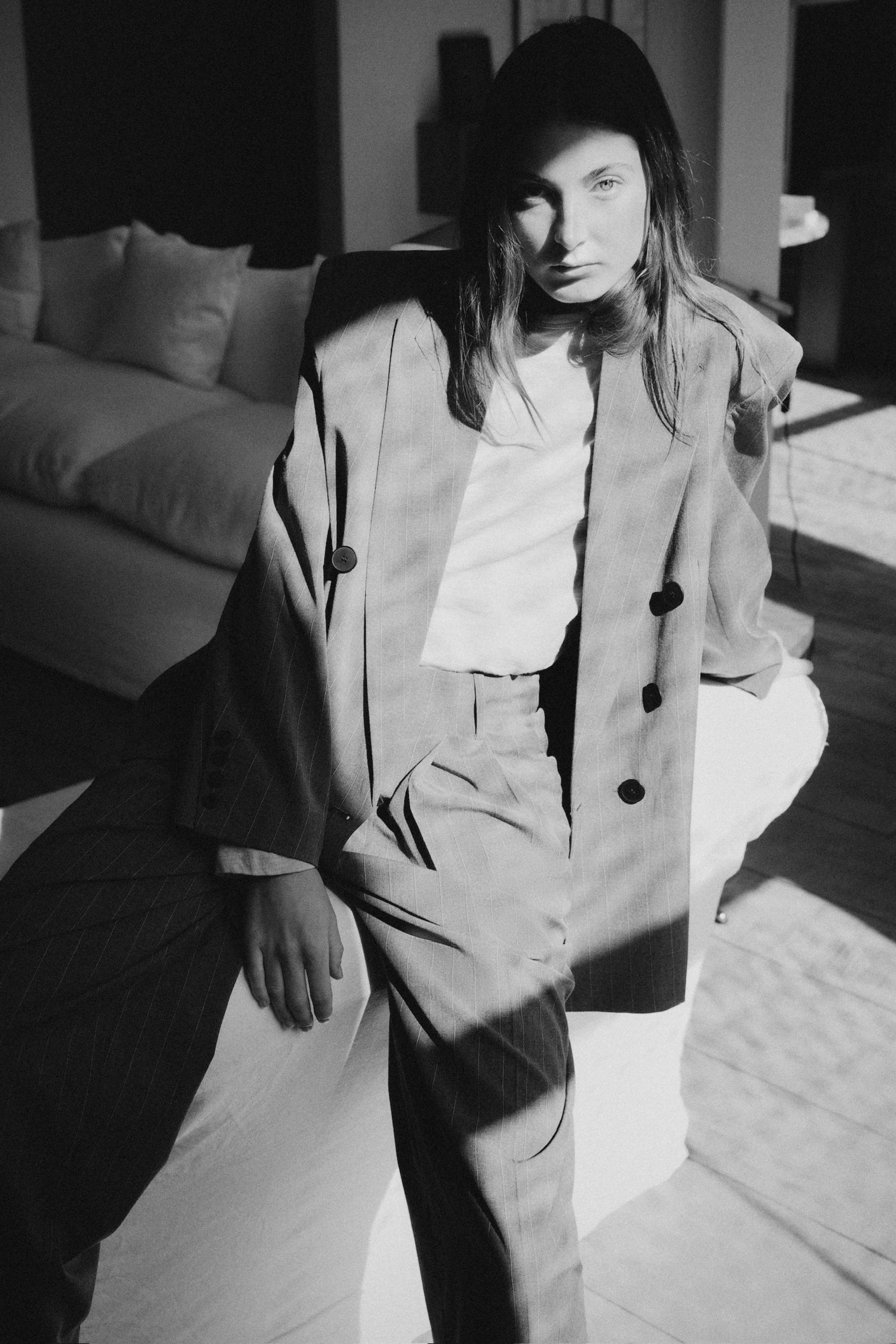 Hose mit Falten und Knopfverschluss am Saum