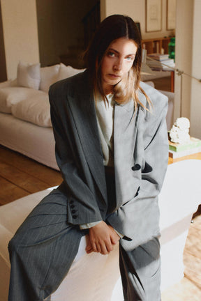 Hose mit Falten und Knopfverschluss am Saum