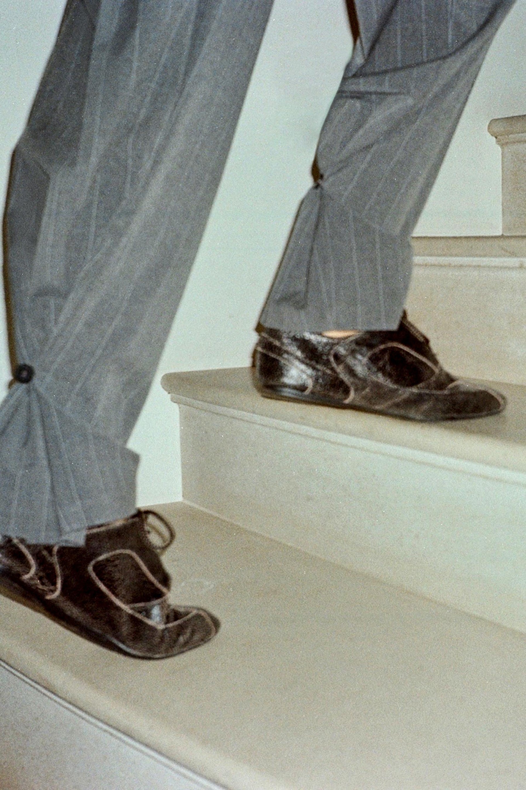 Hose mit Falten und Knopfverschluss am Saum