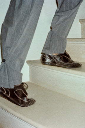 Hose mit Falten und Knopfverschluss am Saum