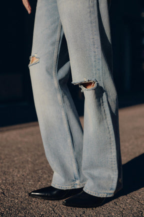 Weit geschnittene Jeans mit Rissen