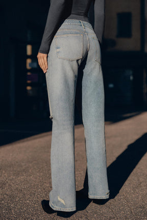 Weit geschnittene Jeans mit Rissen