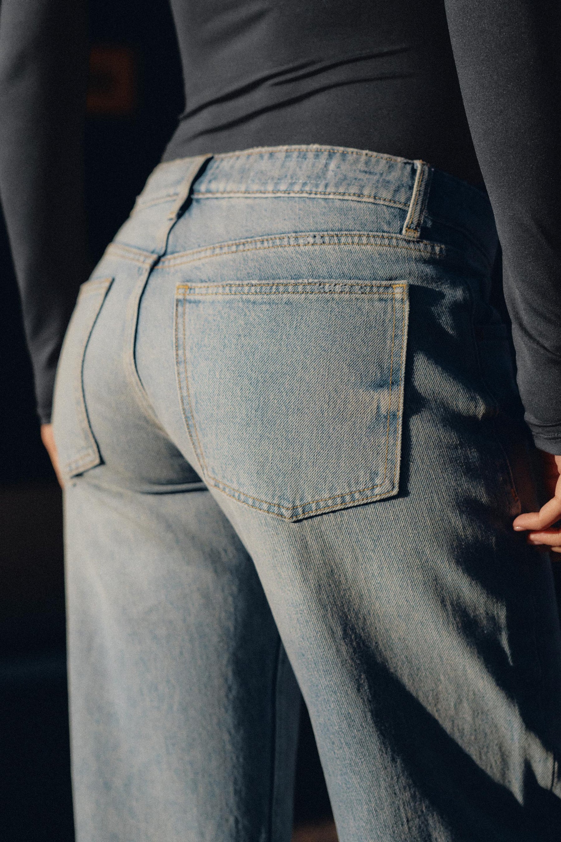 Weit geschnittene Jeans mit Rissen