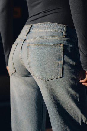 Weit geschnittene Jeans mit Rissen