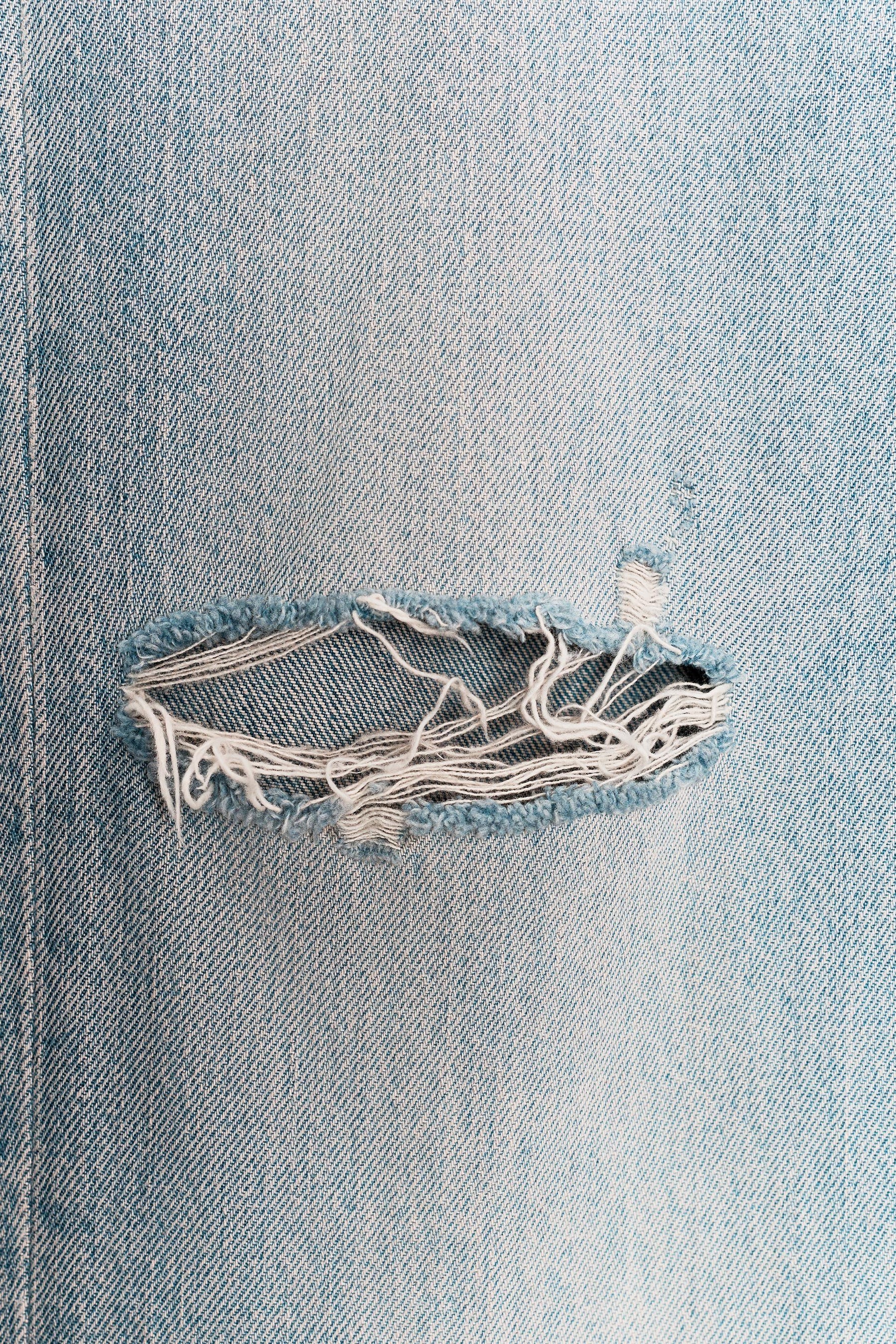 Weit geschnittene Jeans mit Rissen