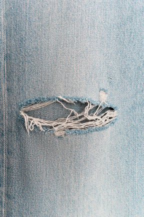 Weit geschnittene Jeans mit Rissen