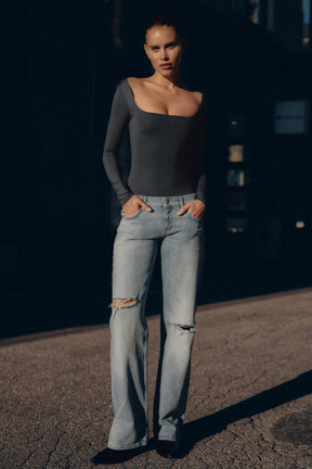 Weit geschnittene Jeans mit Rissen