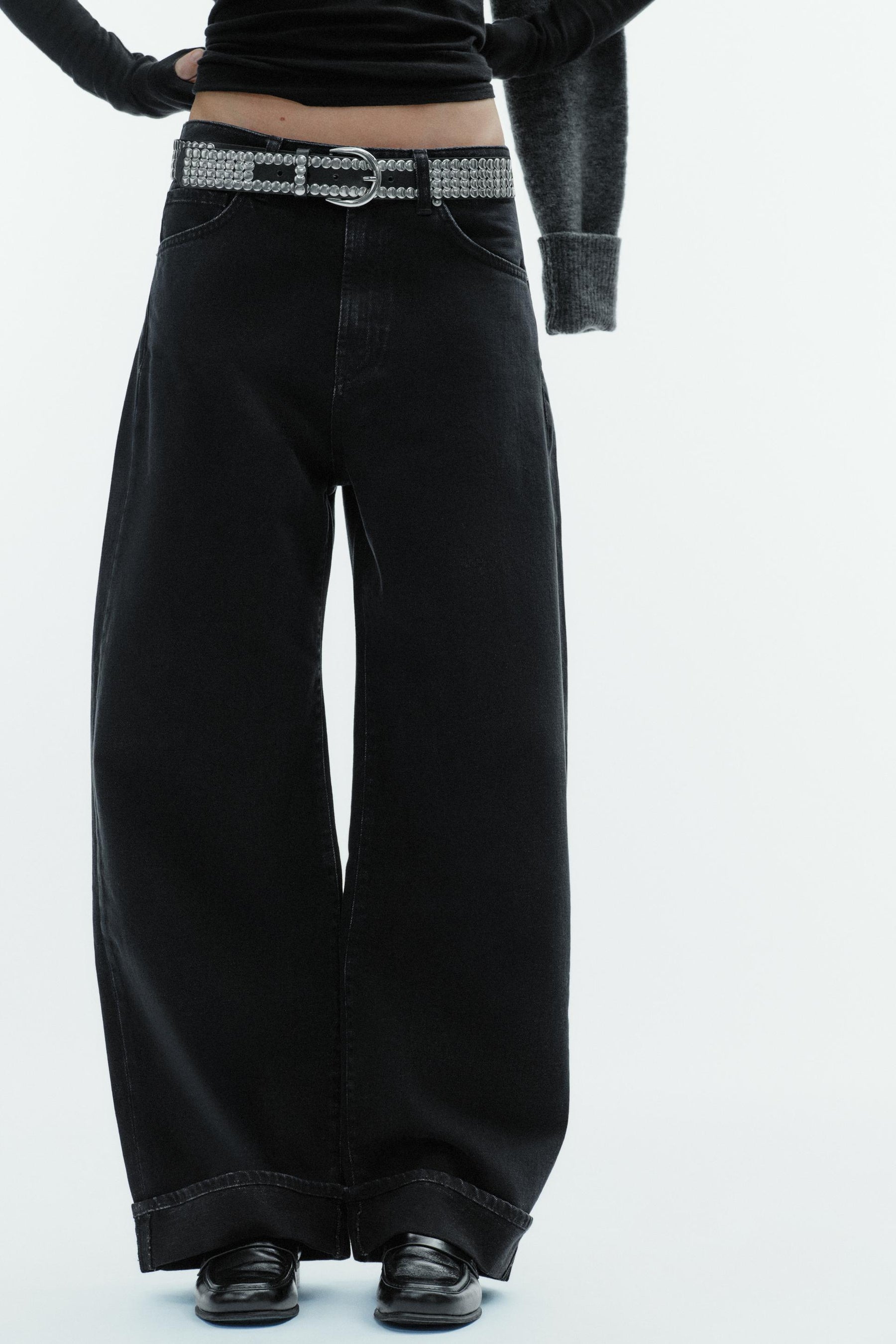 Baggy Jeans mit mittelhohem Bund und umgeschlagenen Beinen