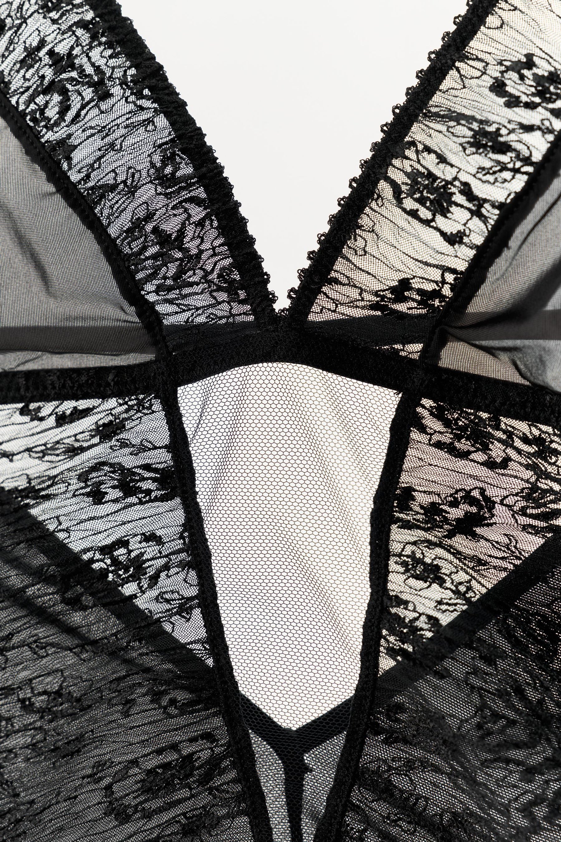 Plissierte Spitzenblumenstickerei