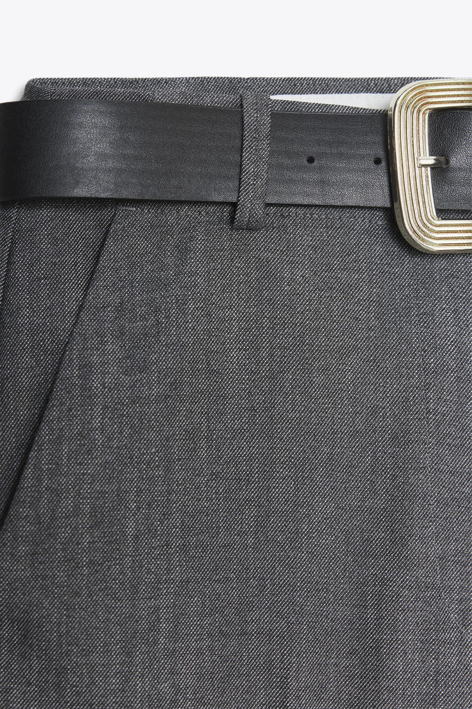 Hosen mit umgeschlagenen Säumen.