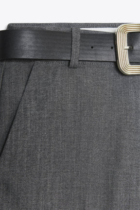 Hosen mit umgeschlagenen Säumen.