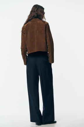 Weit geschnittene Hose mit Bund.