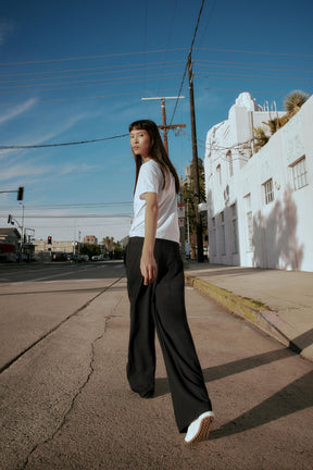 Weit geschnittene Hose mit Bund.