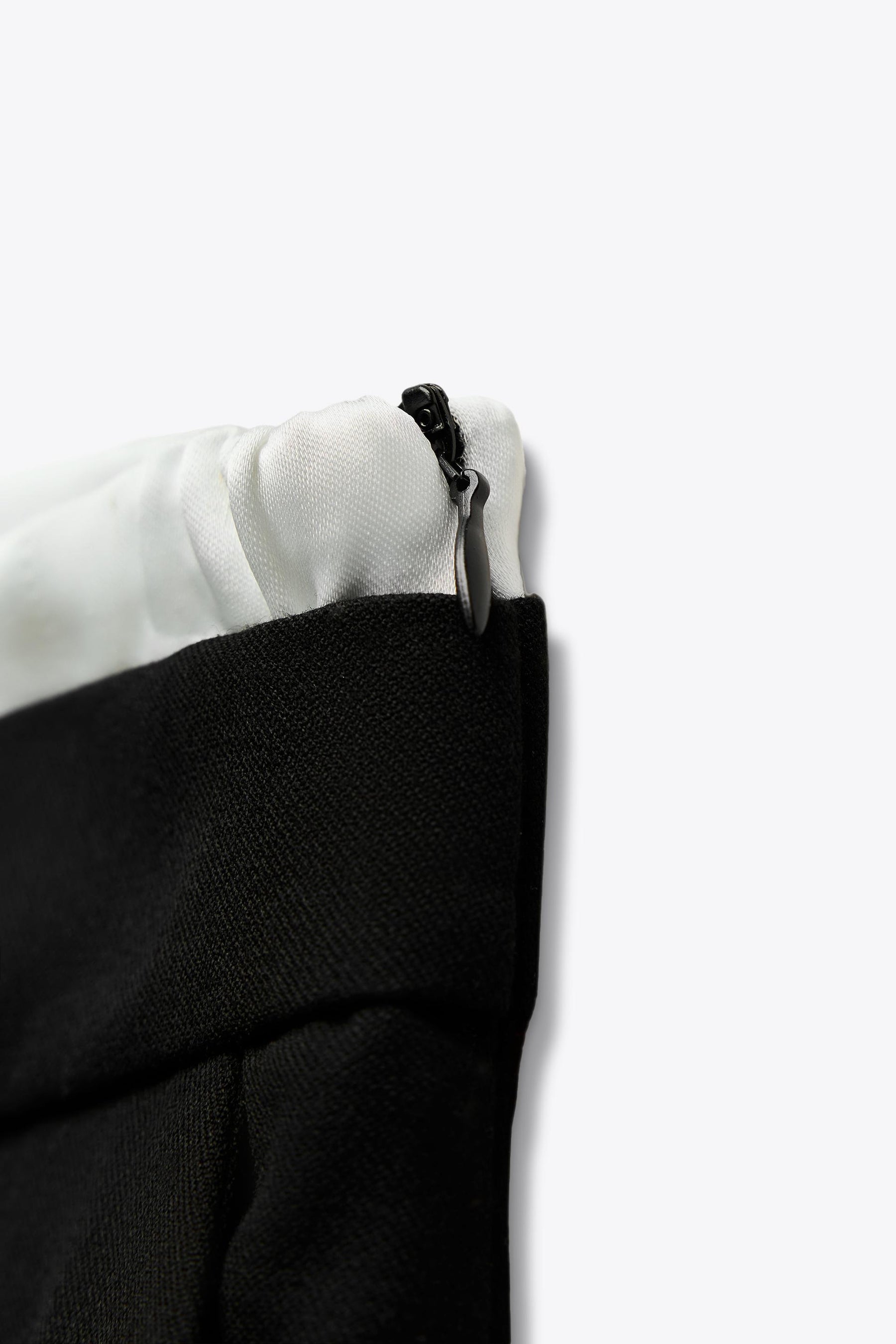 Weit geschnittene Hose mit Bund.