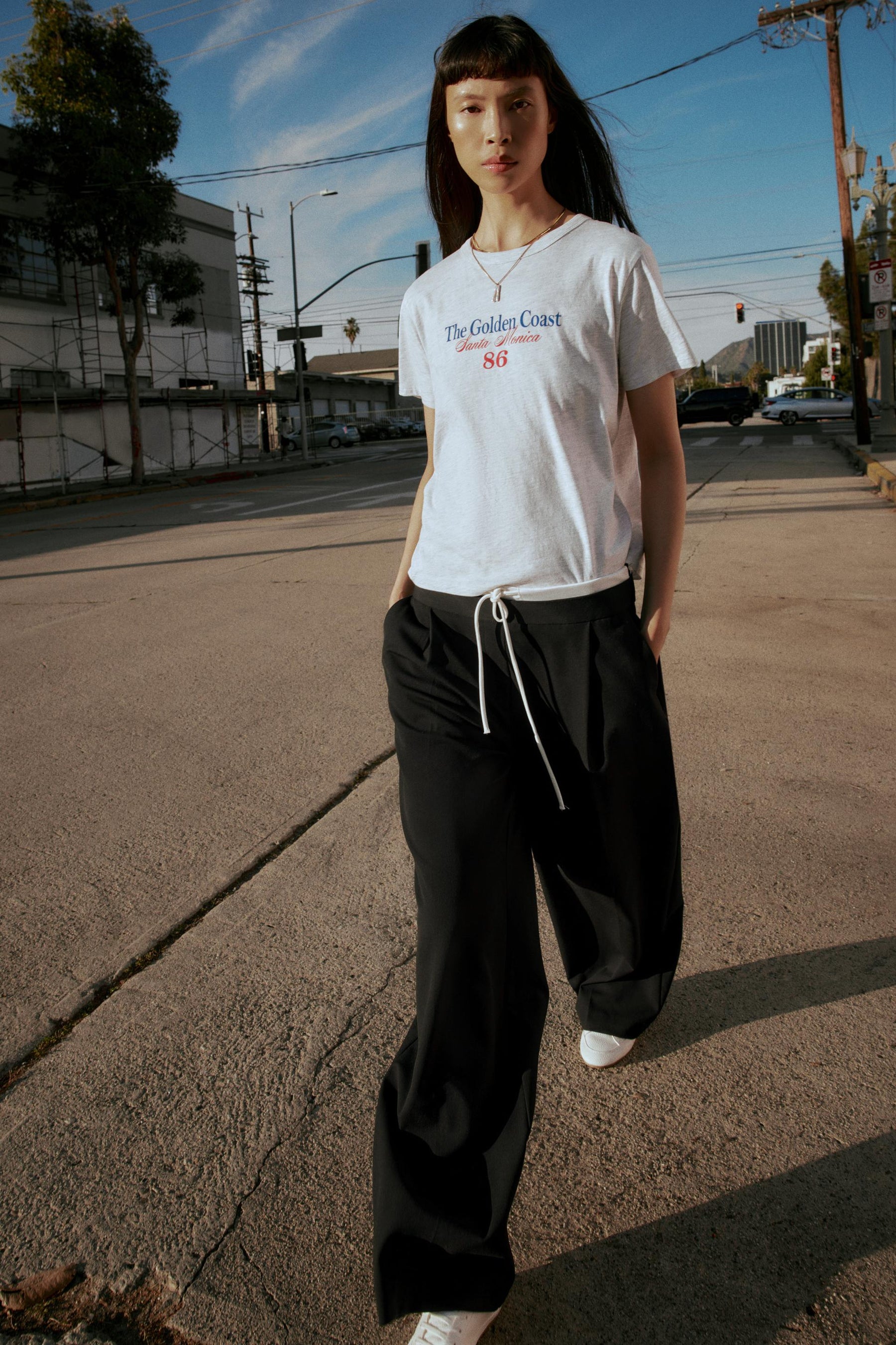 Weit geschnittene Hose mit Bund.