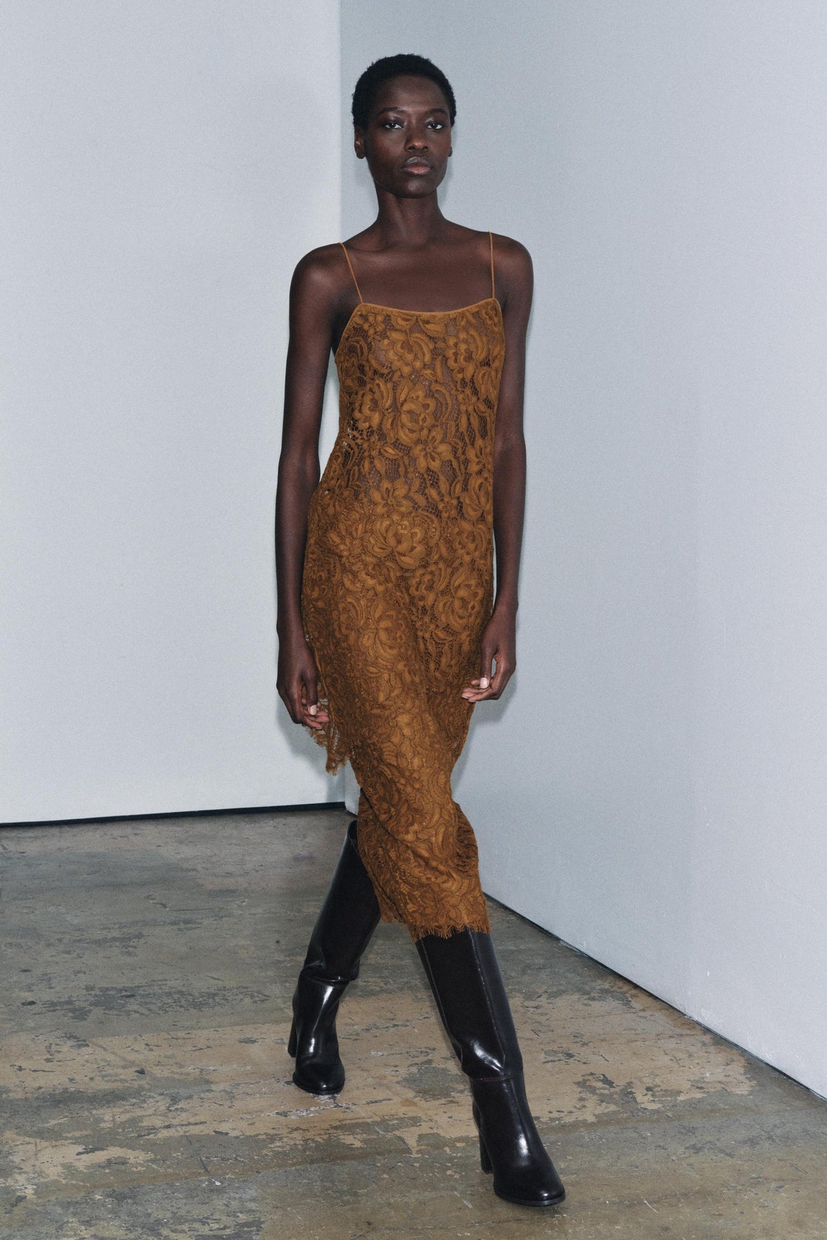 Modisches Spitzentop mit Trägern