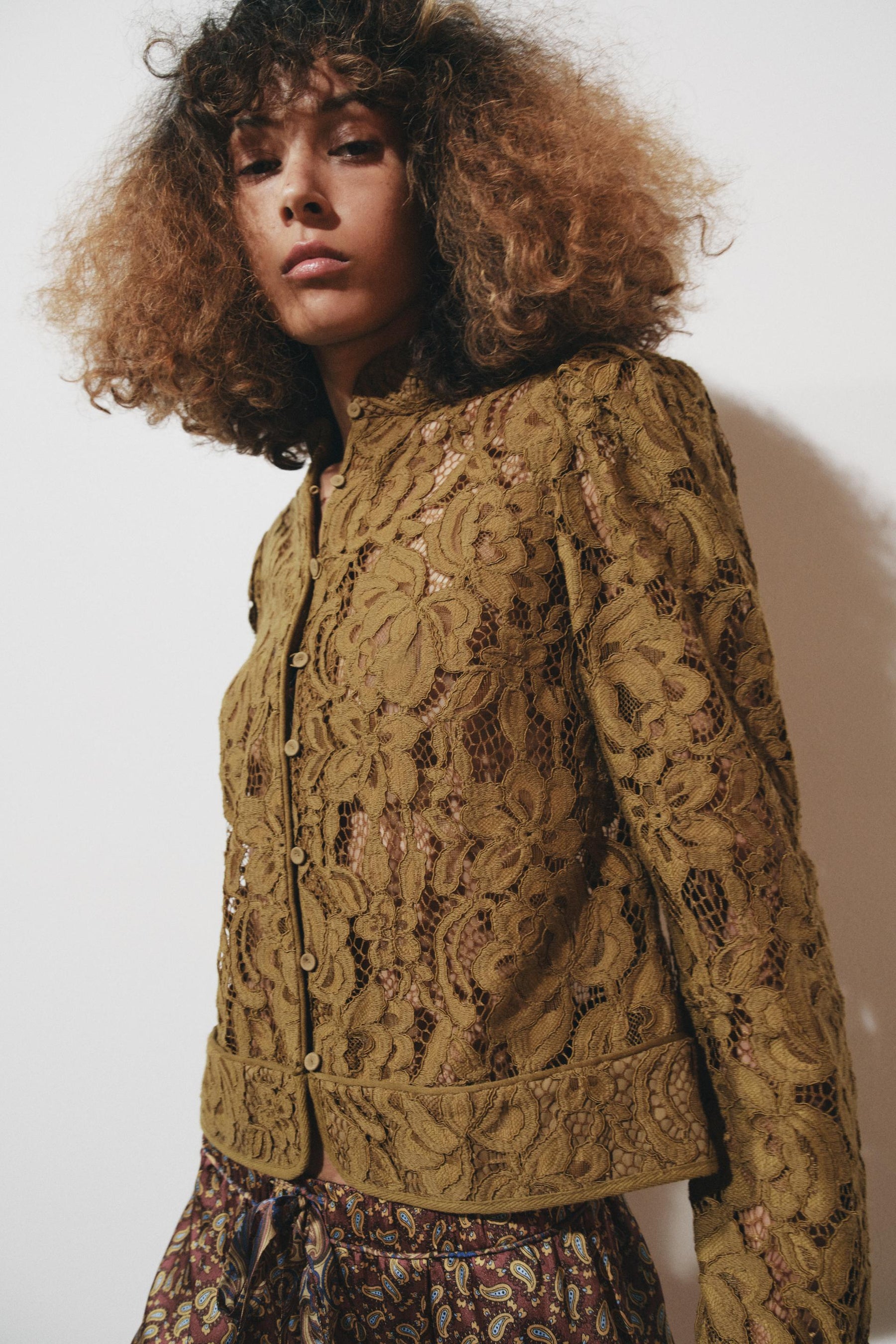 Spitzenjacke mit Puffärmeln